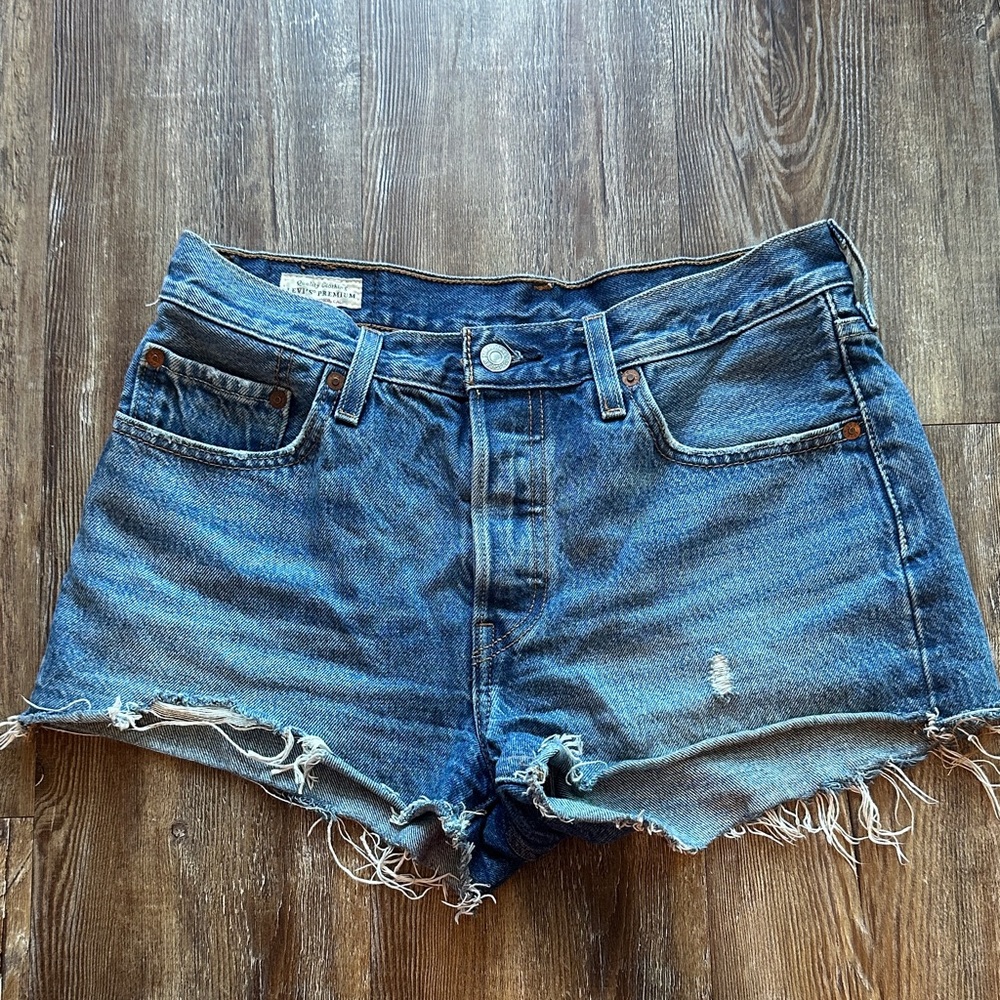 Levi cotton wedgie vintage fit button fly women 27 denim Jean shorts